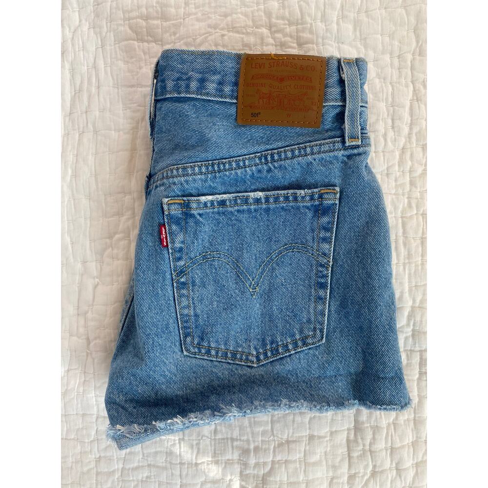 Levis Shorts Cut-Offs 501 Classic Wash 5 Pocket Frayed Hem Ladies Size 27 - Picture 3 of 6
